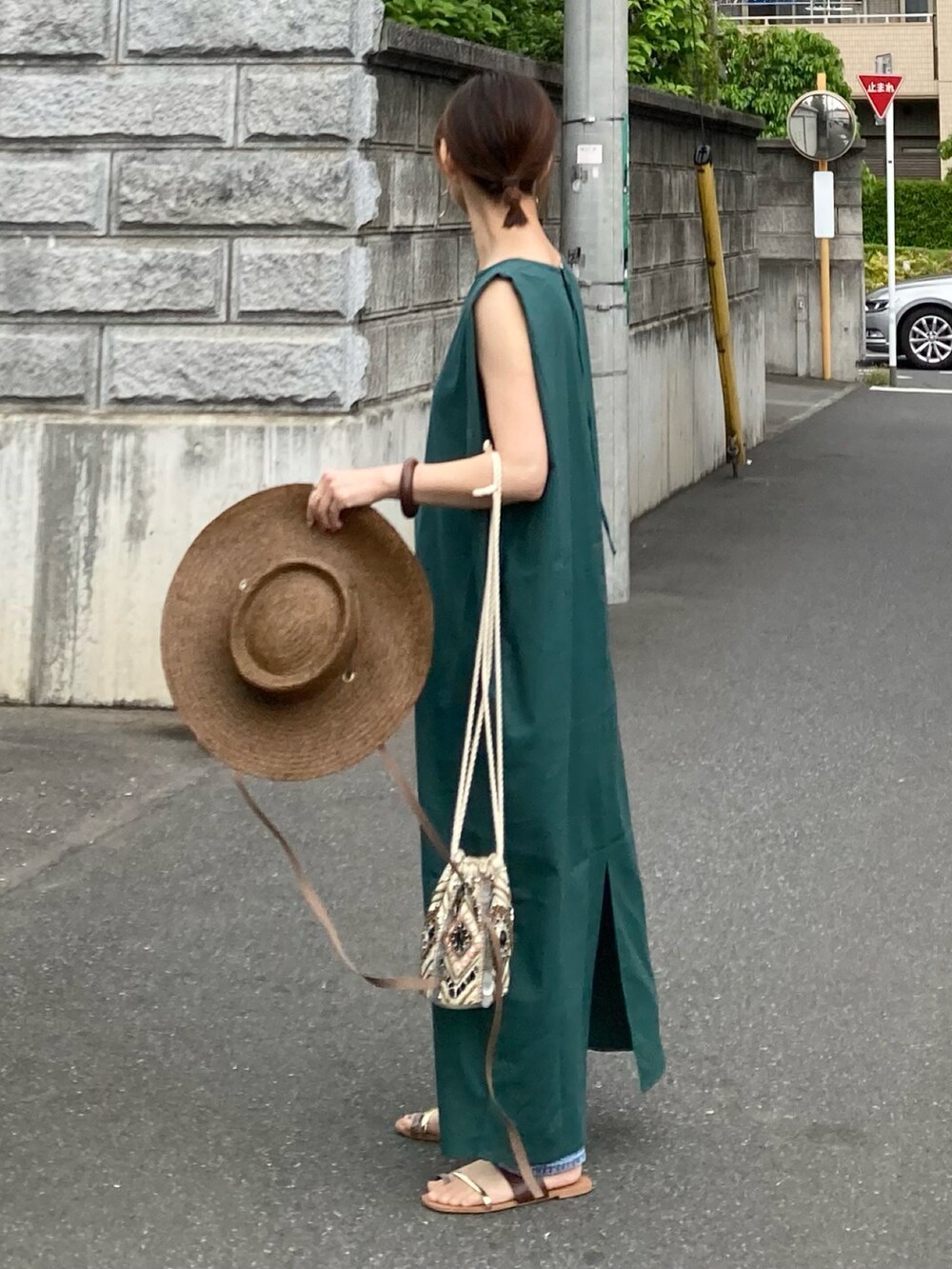 グリーン系のワンピース、その他のショルダーバッグ、ブラウン系のサンダルを着用したレディースの春コーディネートの4枚目の写真