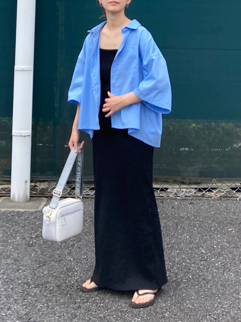 「夏コーデ、お出かけコーデ、シンプルコーデ、レイヤードスタイル、休日スタイル、シャツスタイル、きれいめカジュアル、ビッグシルエット、キャミワンピ、ロングワンピース、ショルダーバッグ、スクエアバッグ、ビーチサンダル、プチプラ」｜「CORNERSのビッグハーフスリーブシャツ（シャツ/ブラウス、ブルー系）」を使った、ＫＲさん（レディース・159cm）の夏コーディネートの2枚目の写真