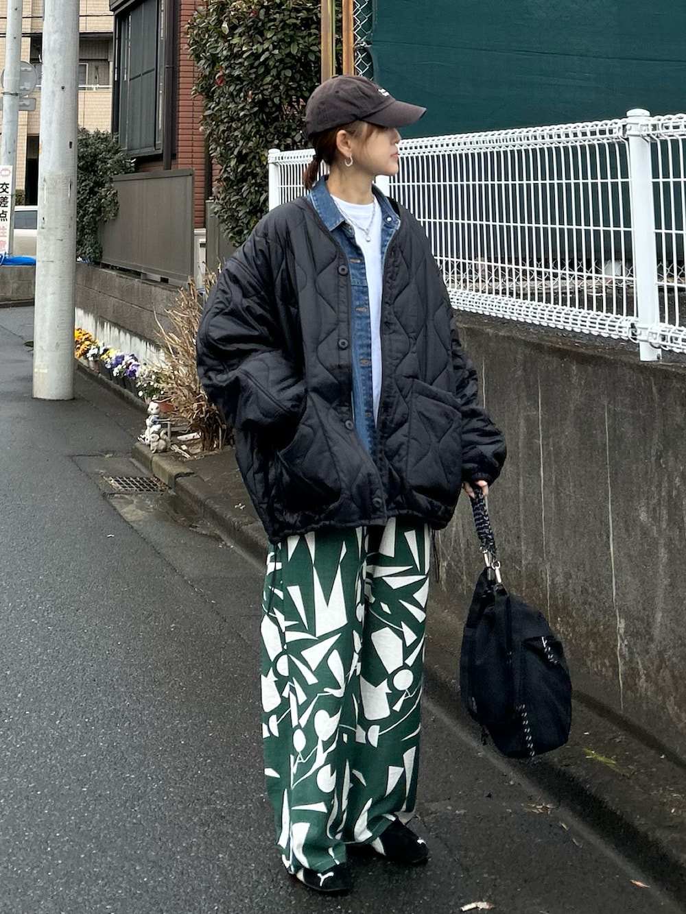 ホワイト系のTシャツ/カットソー、ブラック系のブルゾン、ブラック系のトートバッグを着用したレディースの冬コーディネートの3枚目の写真