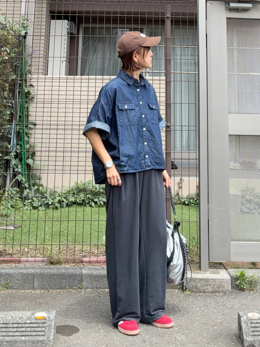 ブルー系のシャツ/ブラウス、シルバー系のショルダーバッグ、レッド系のスニーカーを着用したレディースの春コーディネートの3枚目の写真