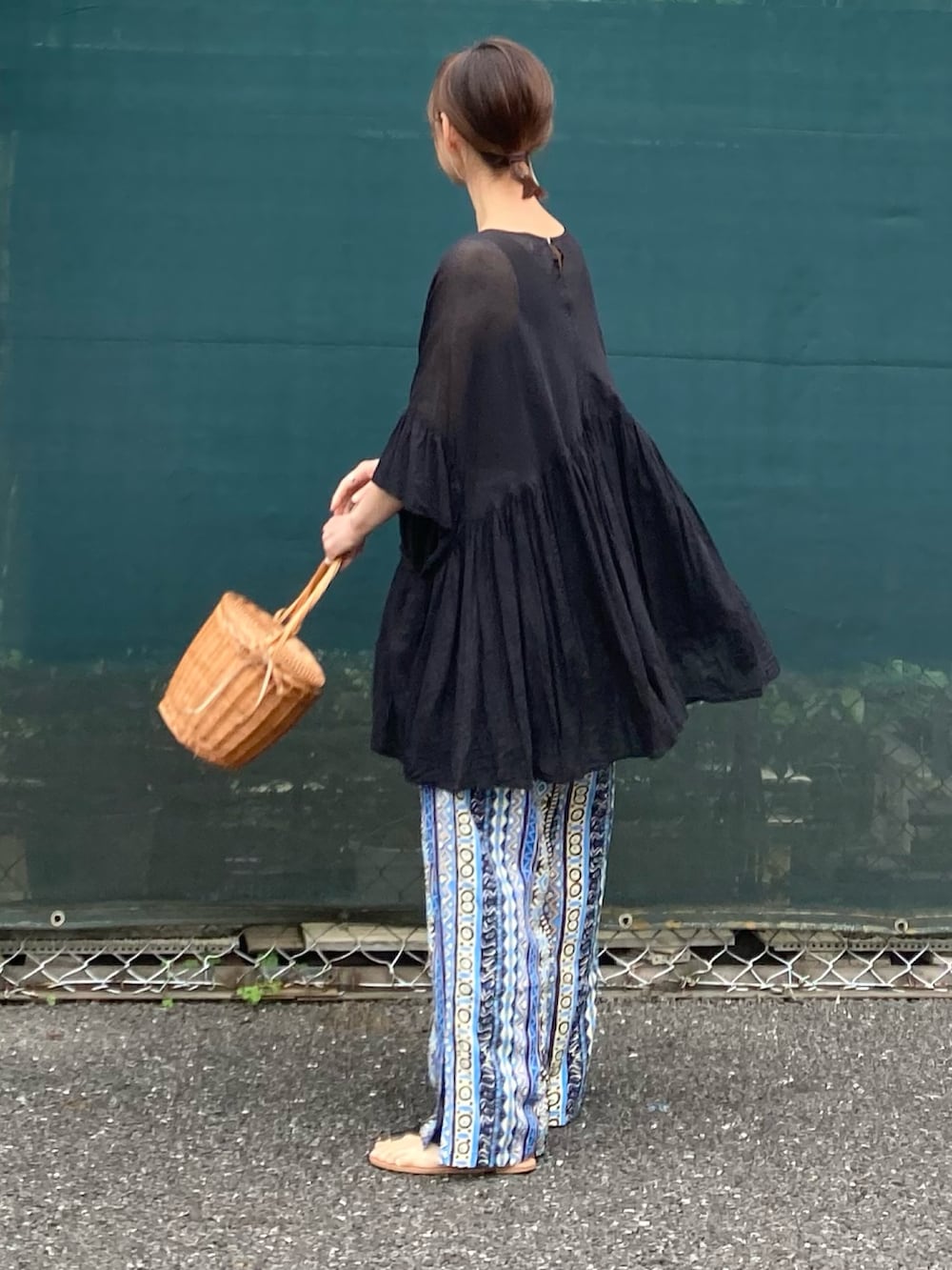 ブラック系のシャツ/ブラウス、ブルー系のその他パンツを着用したレディースの春コーディネートの5枚目の写真