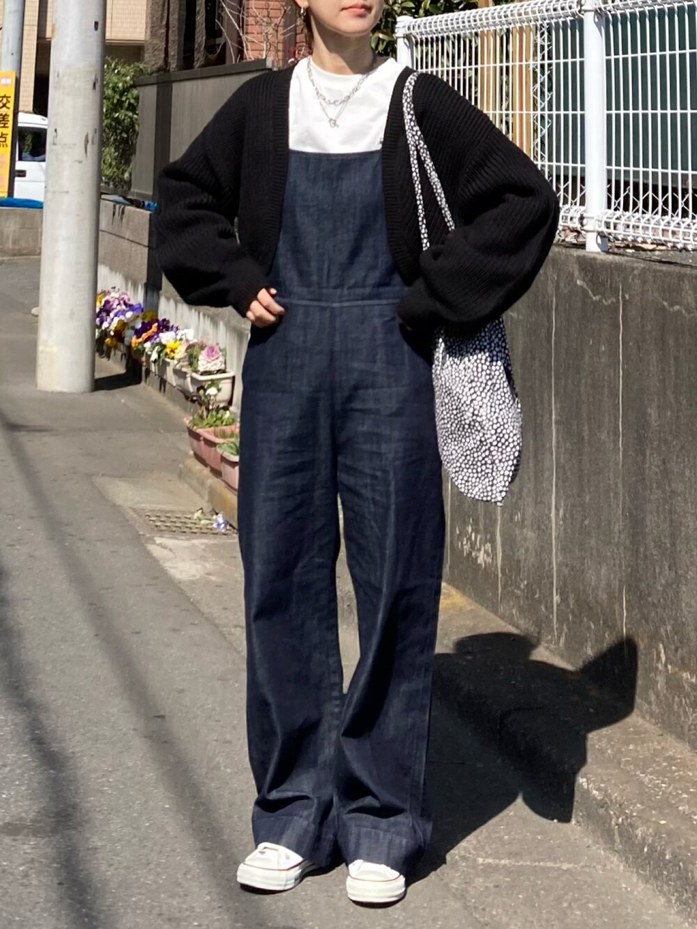 「春服デビュー宣言、春コーデ、春服みてみて、シンプルコーデ、カーディガン、ボレロ、ショート丈トップス、白Tシャツ、サロペット、デニム、コンバース、スニーカー、トートバッグ、きれいめカジュアル、プチプラ」｜「WEGOのWEGO/畔編みニットボレロ（カーディガン/ボレロ、ブラック系）」を使った、ＫＲさん（レディース・159cm）の春コーディネートの3枚目の写真