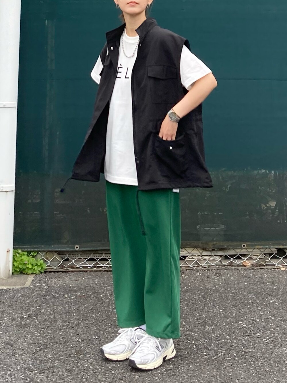 その他のTシャツ/カットソー、ブラック系のベスト、グリーン系のスカートを着用したレディースの春コーディネートの3枚目の写真