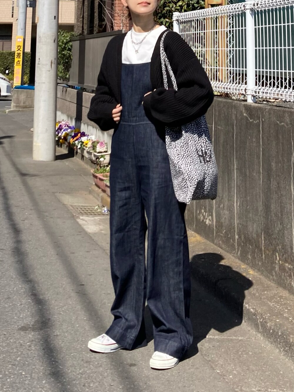 「春服デビュー宣言、春コーデ、春服みてみて、シンプルコーデ、カーディガン、ボレロ、ショート丈トップス、白Tシャツ、サロペット、デニム、コンバース、スニーカー、トートバッグ、きれいめカジュアル、プチプラ」｜「WEGOのWEGO/畔編みニットボレロ（カーディガン/ボレロ、ブラック系）」を使った、ＫＲさん（レディース・159cm）の春コーディネートの2枚目の写真
