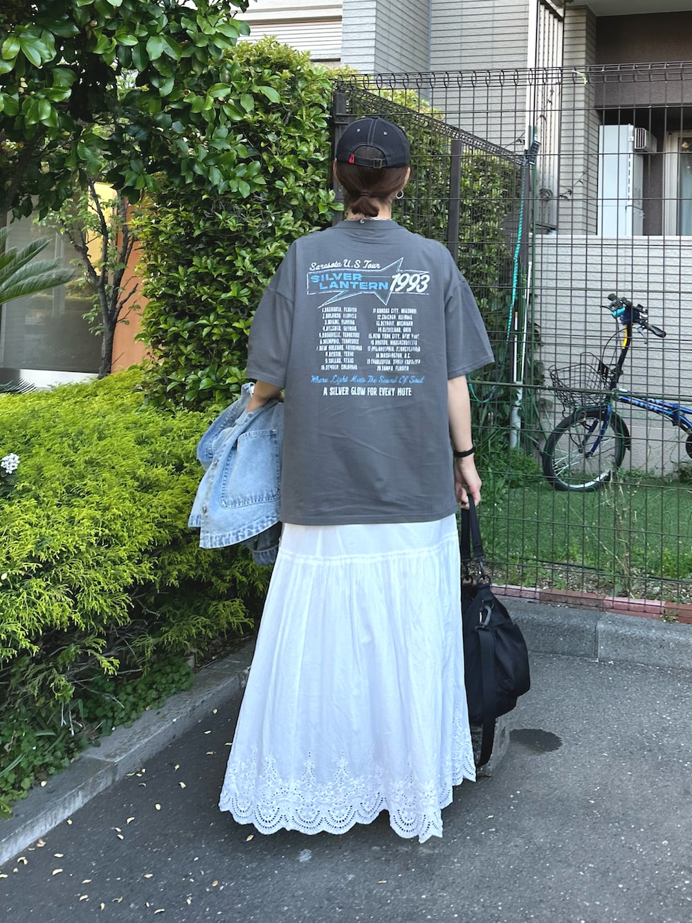 「春夏コーデ、夏コーデ、Tシャツ、プリントT、ロングスカート、スニーカー、キャップ、ショルダーバッグ、きれいめカジュアル、大人カジュアル、休日スタイル、プチプラ」｜「CORNERS by KRのCORNERS by KR コットンレーススカート（スカート、ホワイト系）」を使った、ＫＲさん（レディース・159cm）の春コーディネートの5枚目の写真