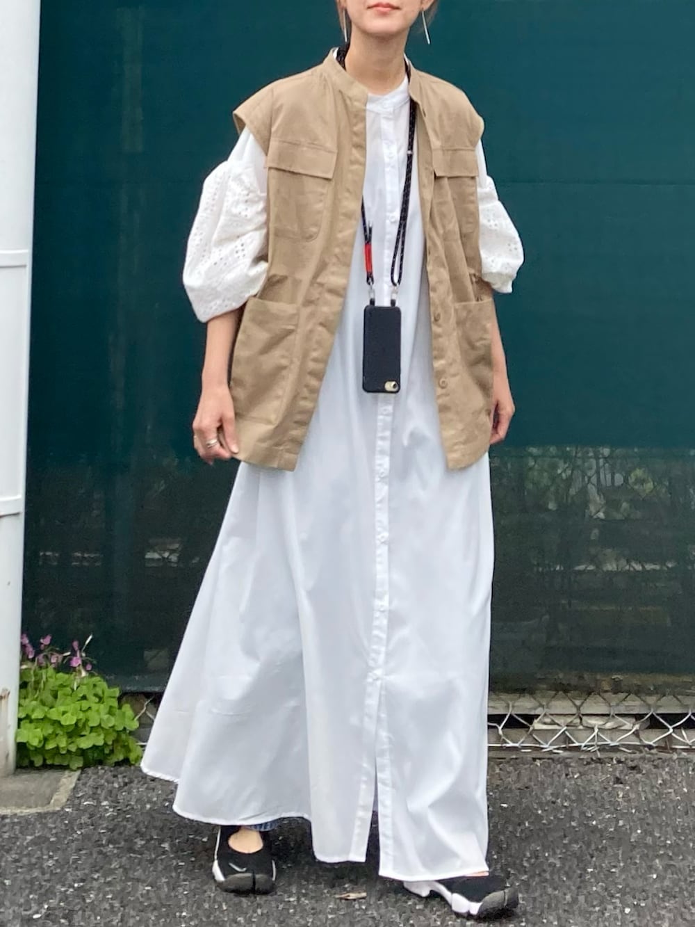「春夏コーデ、ゆるコーデ、ホワイトコーデ、シンプルコーデ、休日スタイル、レイヤードスタイル、プチプラ、シャツワンピ、ロングワンピース、ボリューム袖、ベスト、ミリタリージャケット、NIKE、カジュアル、エアリフト」｜「CORNERSのコットンツイルミリタリーベスト（ベスト、ベージュ系）」を使った、ＫＲさん（レディース・159cm）の春コーディネートの4枚目の写真