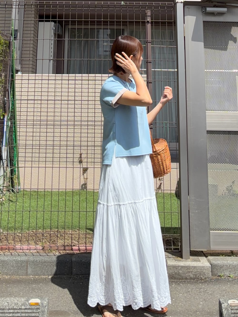 ホワイト系のスカート、ブルー系のTシャツ/カットソーを着用したレディースの春コーディネートの3枚目の写真