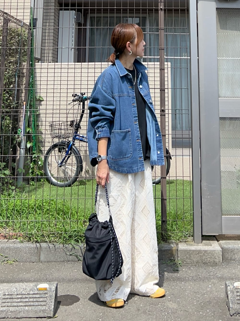 ブラック系のTシャツ/カットソー、ブルー系のデニムジャケット、ホワイト系のその他パンツを着用したレディースの秋コーディネートの2枚目の写真