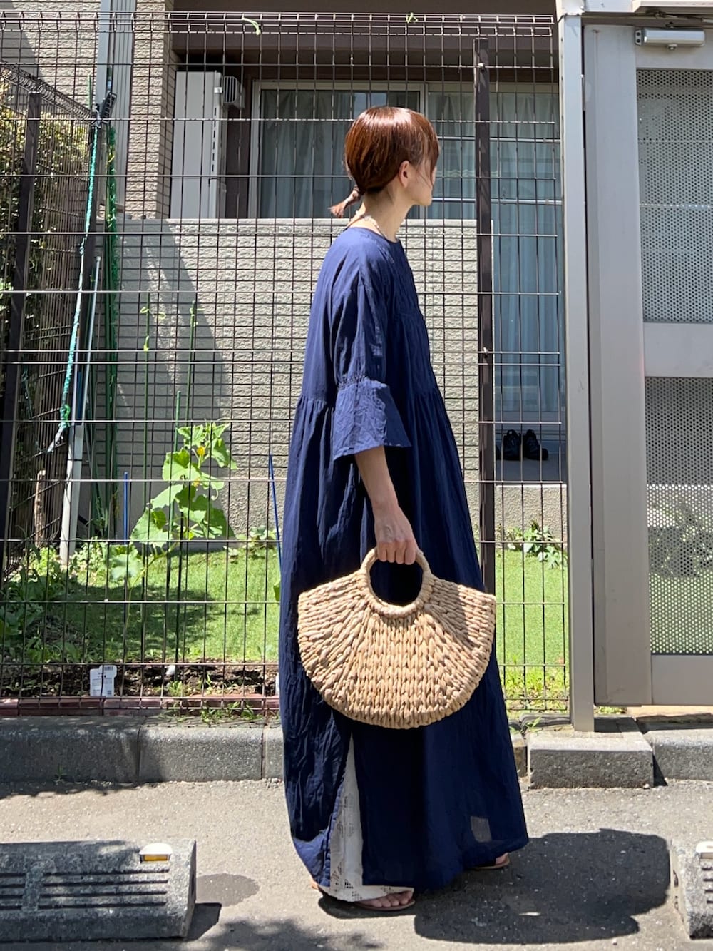 ホワイト系のその他パンツ、ブルー系のワンピース、ベージュ系のかごバッグを着用したレディースの夏コーディネートの3枚目の写真