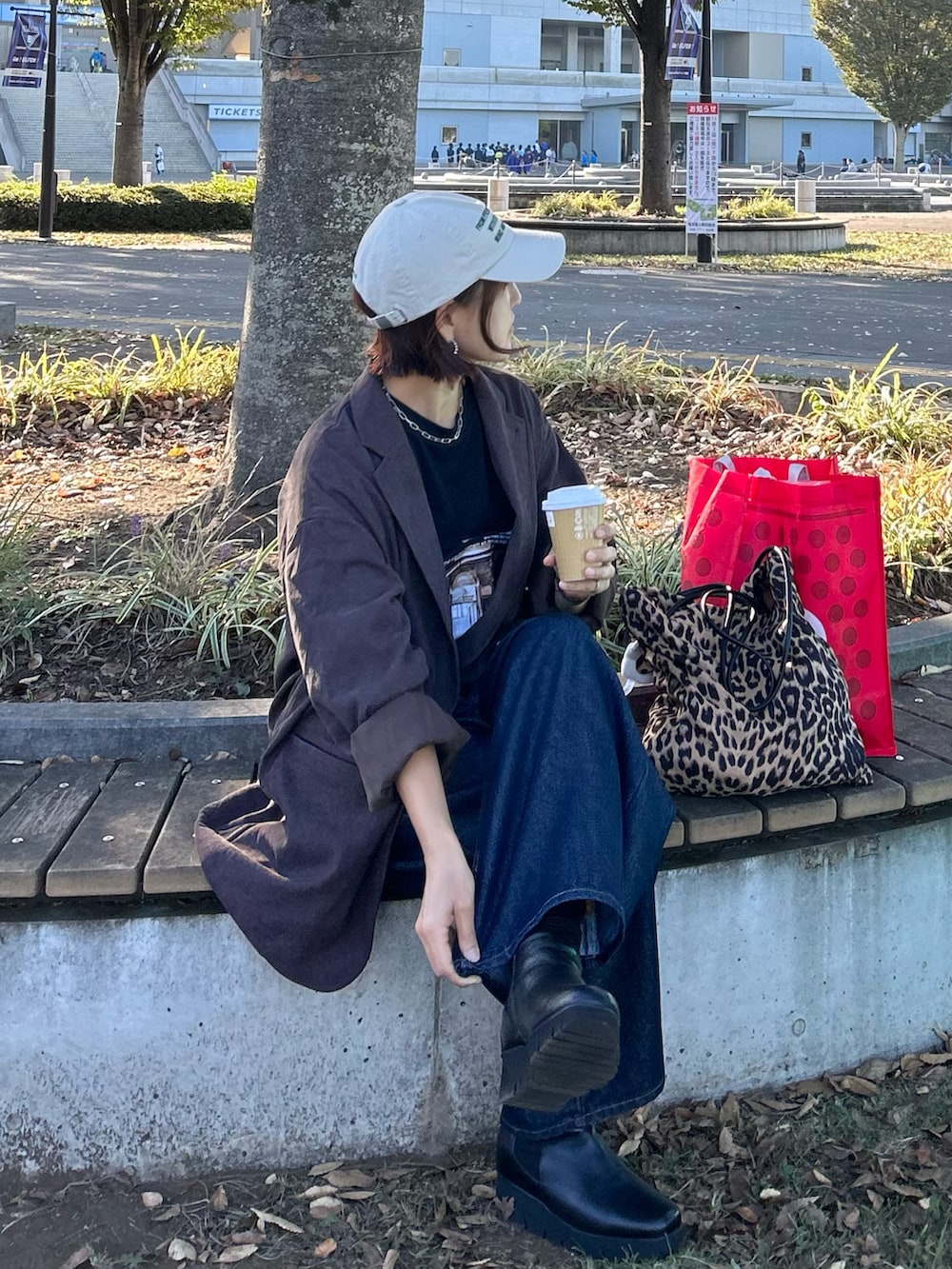 ブラック系のTシャツ/カットソー、ブラウン系のテーラードジャケット、ブルー系のデニムパンツを着用したレディースの秋コーディネートの4枚目の写真