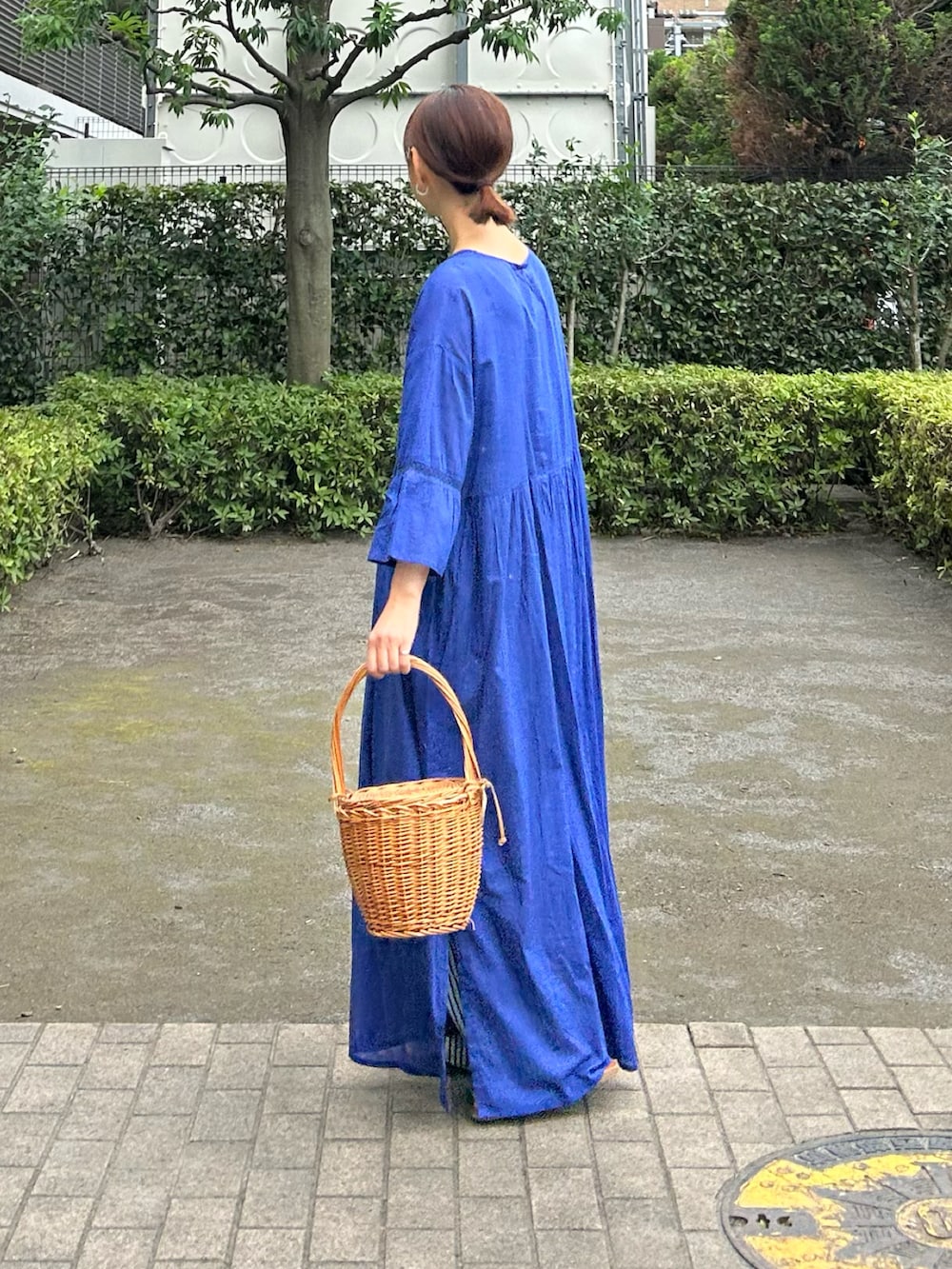 「レイヤードスタイル、休日スタイル、リゾートスタイル、ワンピース、ロングワンピース、夏コーデ、お出かけコーデ、デートコーデ、きれいめカジュアル、ワイドパンツ、プチプラ、サンダル、かごバッグ」｜「notch.の【 notch. by KR 】レース切替ルーズボイルワンピース（ワンピース、ブルー系）」を使った、ＫＲさん（レディース・159cm）の夏コーディネートの4枚目の写真