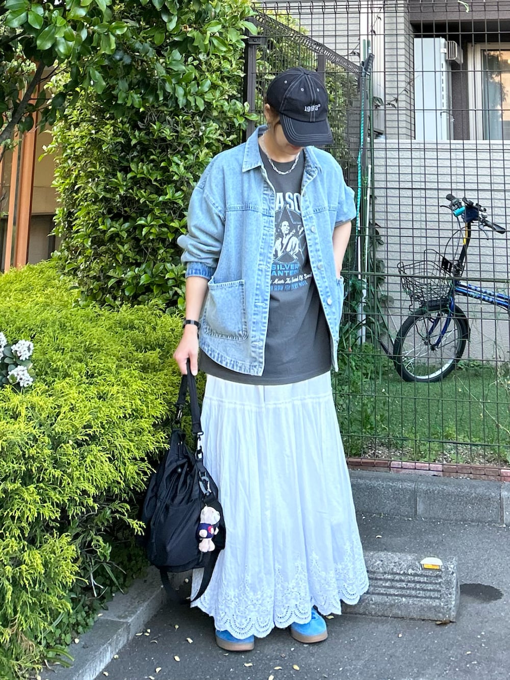 その他のTシャツ/カットソー、ブルー系のデニムジャケット、ホワイト系のスカートを着用したレディースの春コーディネートの2枚目の写真