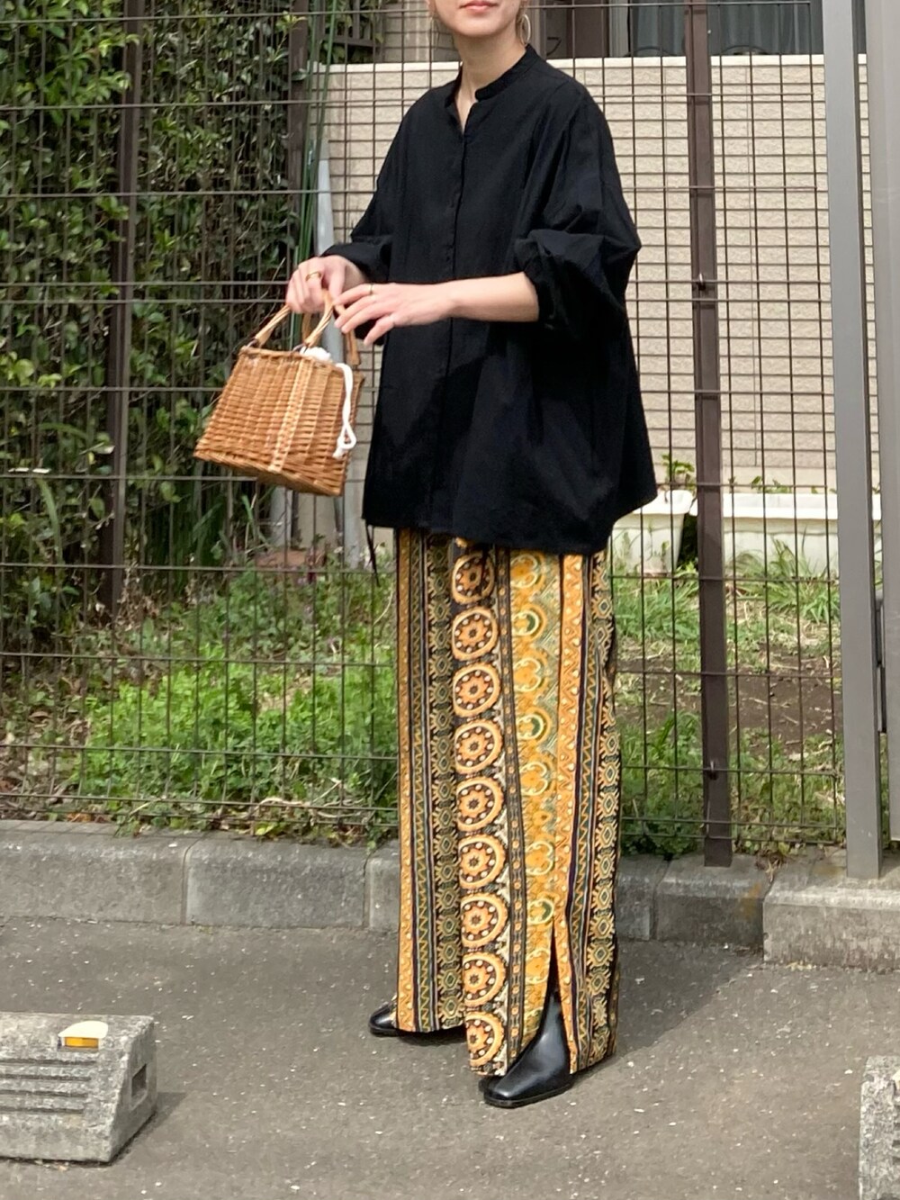 イエロー系のその他パンツ、ブラック系のシャツ/ブラウス、ブラウン系のバッグを着用したレディースの春コーディネートの2枚目の写真