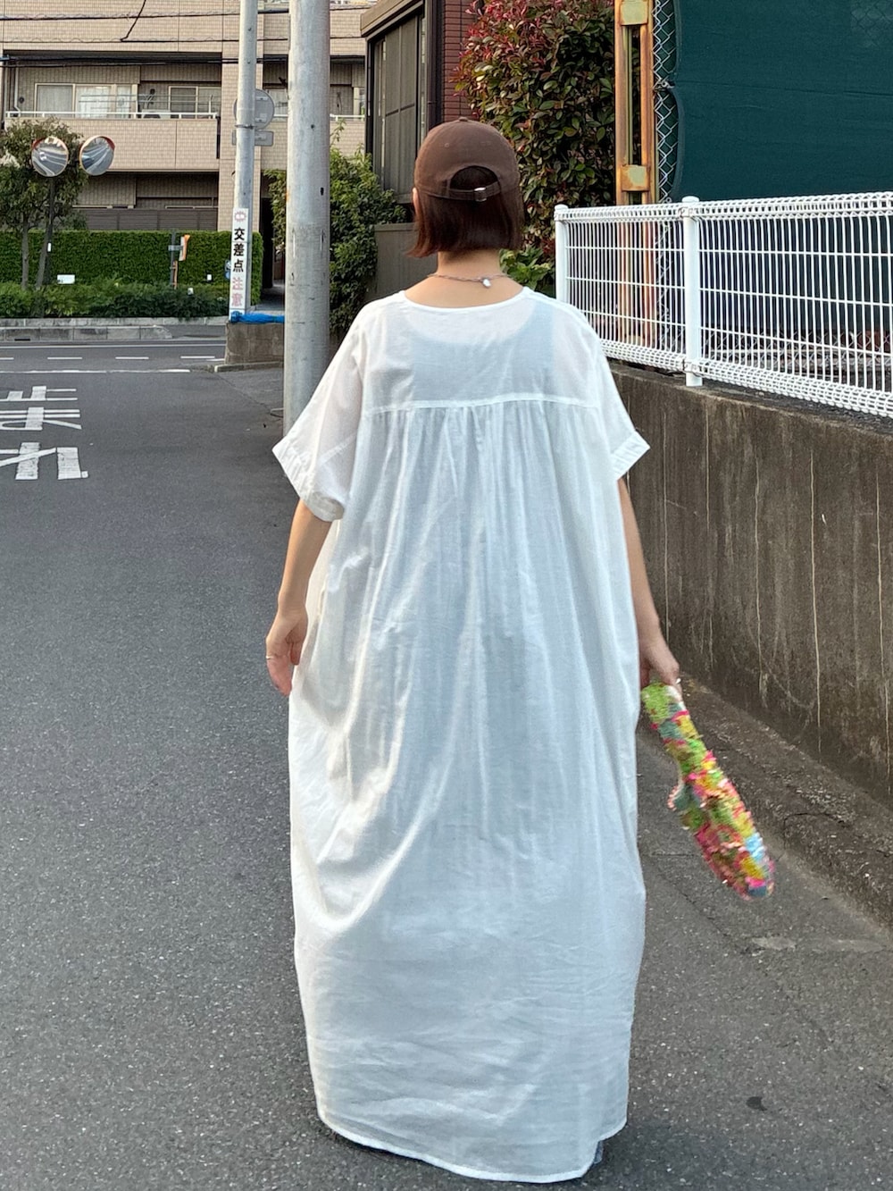 ホワイト系のワンピースを着用したレディースの夏コーディネートの5枚目の写真