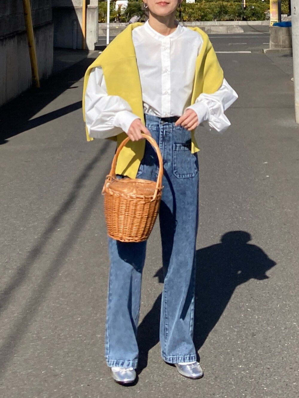 ホワイト系のシャツ/ブラウス、ブルー系のデニムパンツ、シルバー系のバレエシューズを着用したレディースの冬コーディネートの3枚目の写真