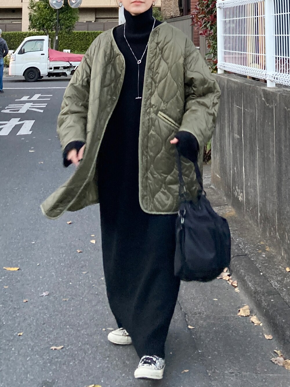 「冬コーデ、シンプルコーデ、お出かけコーデ、きれいめカジュアル、プチプラ、ビッグシルエット、冬アウター、キルティング、タートルネック、ワンピース、ニットワンピース、スニーカー、休日スタイル、マイベストコーデ2023、クリスマスに着たい服」｜「FREAK'S STOREの【WEB限定】M65ライナーキルトコート(キルティングジャケット･ノーカラーコート)（ノーカラージャケット、グリーン系）」を使った、ＫＲさん（レディース・159cm）の冬コーディネートの4枚目の写真
