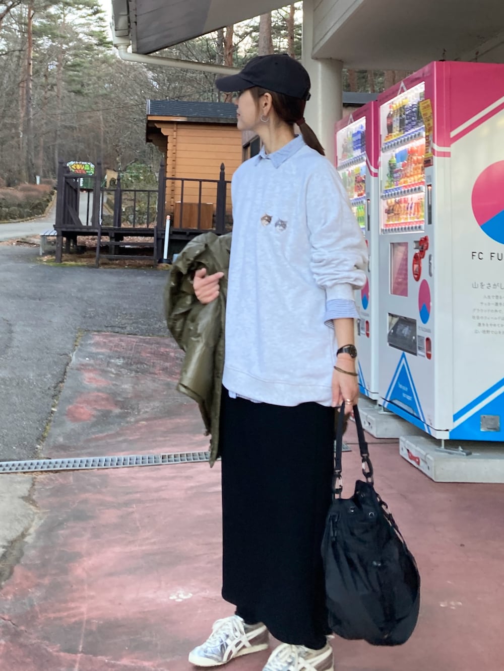 ベージュ系のスウェット、ブルー系のシャツ/ブラウス、ブラック系のショルダーバッグを着用したレディースの冬コーディネートの4枚目の写真