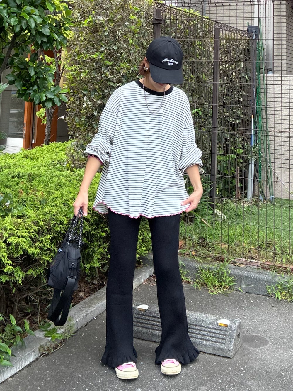 ホワイト系のTシャツ/カットソー、ブラック系のその他パンツ、ブラック系のトートバッグを着用したレディースの秋コーディネートの5枚目の写真