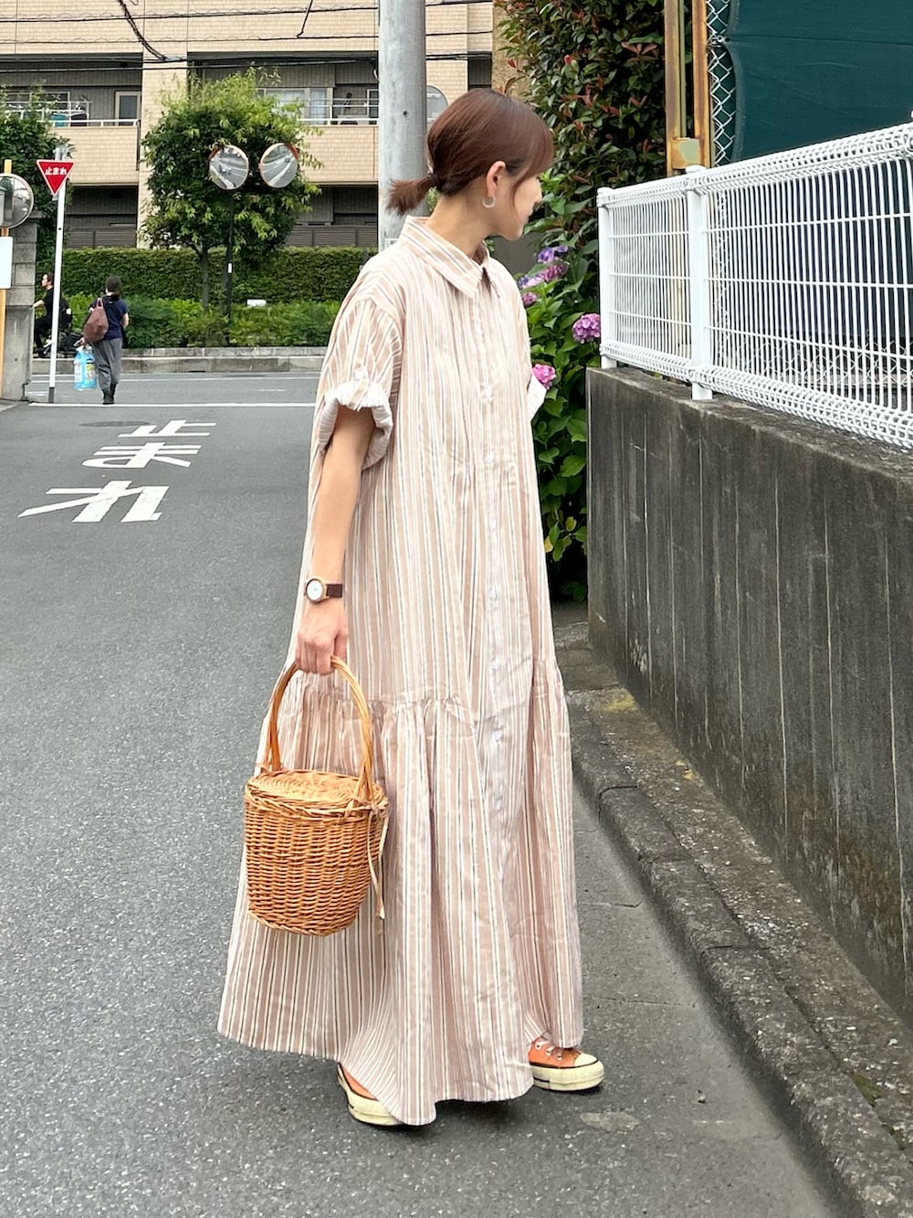 「お出かけコーデ、夏コーデ、アツいコーデ全部見せ、休日スタイル」｜「CORNERSの【CORNERS by KR】サイドギャザーシャツワンピース（シャツワンピース、ベージュ系）」を使った、ＫＲさん（レディース・159cm）の夏コーディネートの2枚目の写真