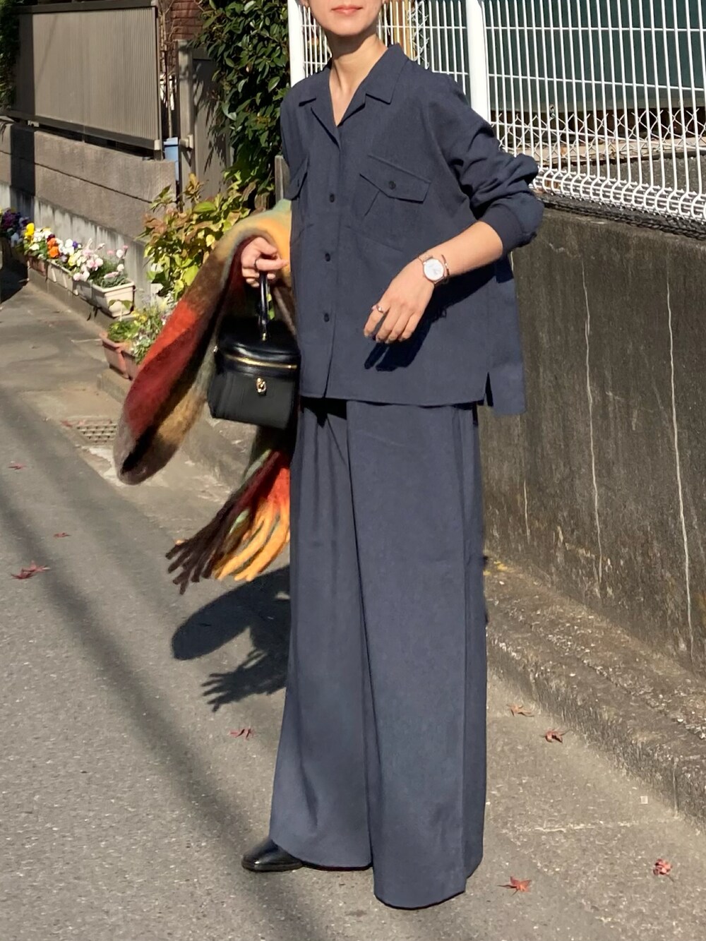 グレー系のシャツ/ブラウス、グレー系のパンツ、ホワイト系のアナログ腕時計を着用したレディースの冬コーディネートの2枚目の写真