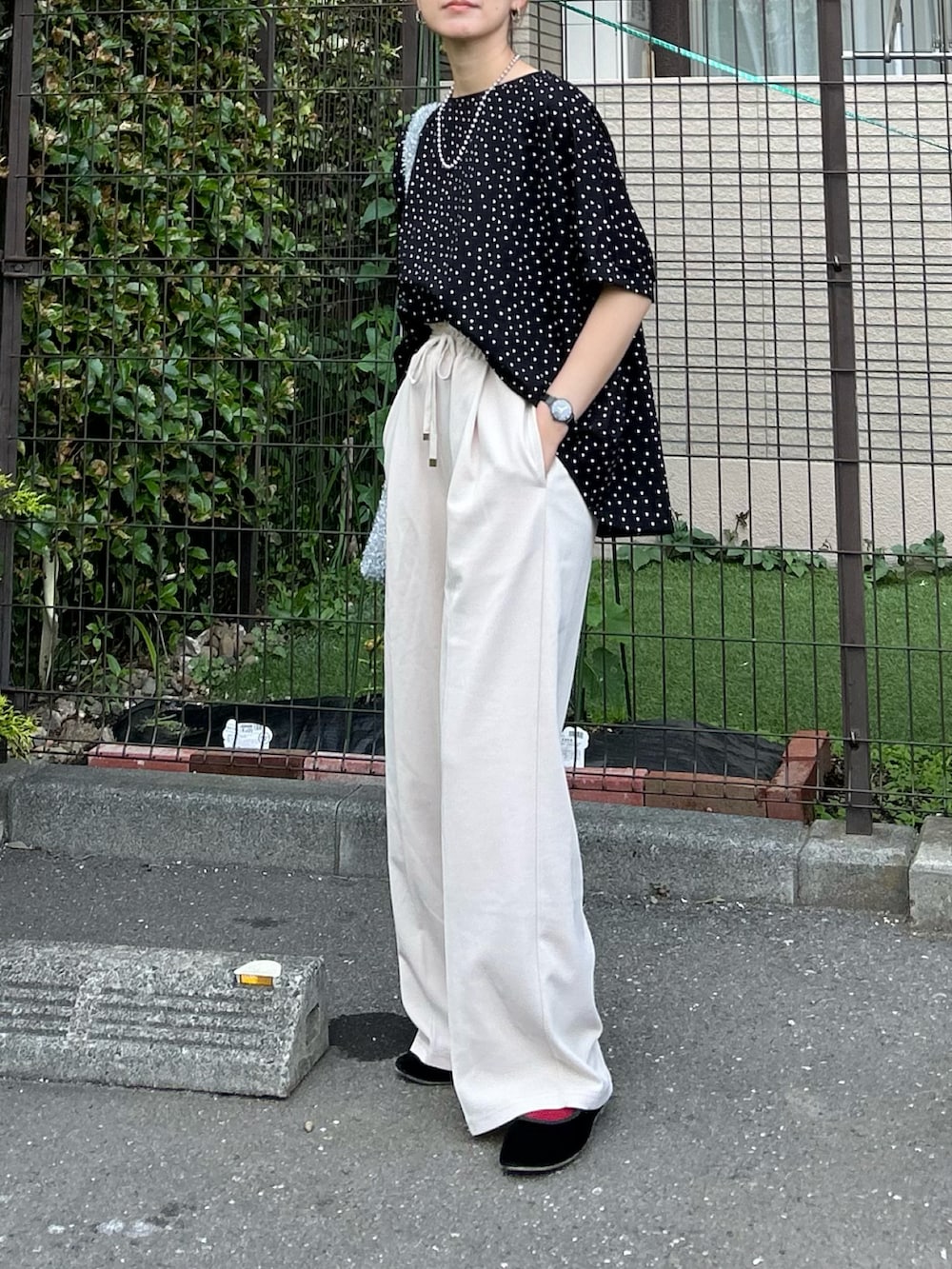 「きれいめカジュアル、大人カジュアル、モノトーン、シンプルコーデ、夏コーデ、春夏コーデ、ママコーデ、休日スタイル、ドット、ブラウス、ワイドパンツ、タックイン、ショルダーバッグ」｜「OMNESの接触冷感レーヨンナイロンBIGシルエットプルオーバー（Tシャツ/カットソー、ブラック系）」を使った、ＫＲさん（レディース・159cm）の春コーディネートの4枚目の写真