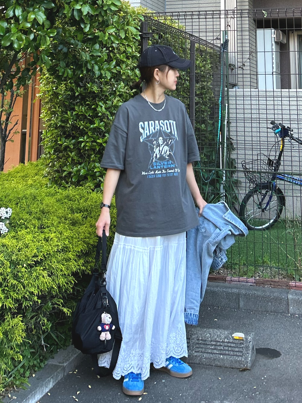 「春夏コーデ、夏コーデ、Tシャツ、プリントT、ロングスカート、スニーカー、キャップ、ショルダーバッグ、きれいめカジュアル、大人カジュアル、休日スタイル、プチプラ」｜「CORNERS by KRのCORNERS by KR コットンレーススカート（スカート、ホワイト系）」を使った、ＫＲさん（レディース・159cm）の春コーディネートの2枚目の写真