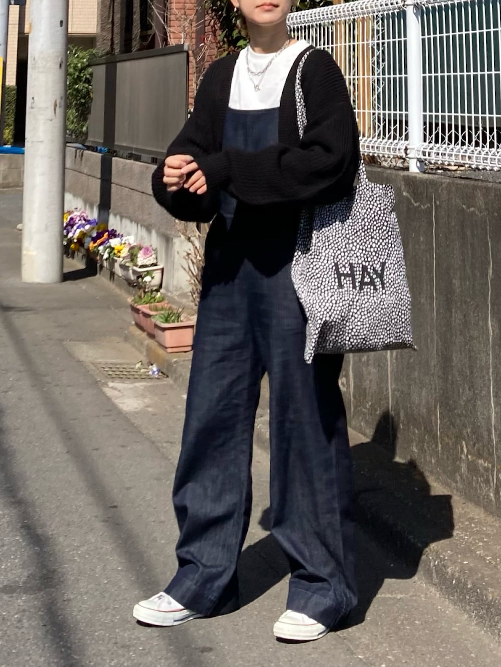 「春服デビュー宣言、春コーデ、春服みてみて、シンプルコーデ、カーディガン、ボレロ、ショート丈トップス、白Tシャツ、サロペット、デニム、コンバース、スニーカー、トートバッグ、きれいめカジュアル、プチプラ」｜「WEGOのWEGO/畔編みニットボレロ（カーディガン/ボレロ、ブラック系）」を使った、ＫＲさん（レディース・159cm）の春コーディネートの4枚目の写真