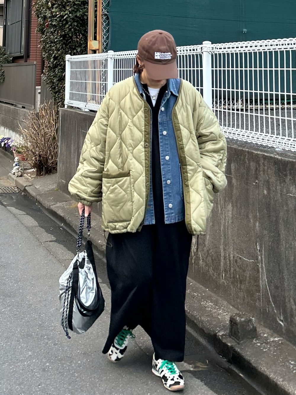 ブラック系のワンピース、グリーン系のブルゾン、ブルー系のデニムジャケットを着用したレディースの冬コーディネートの4枚目の写真