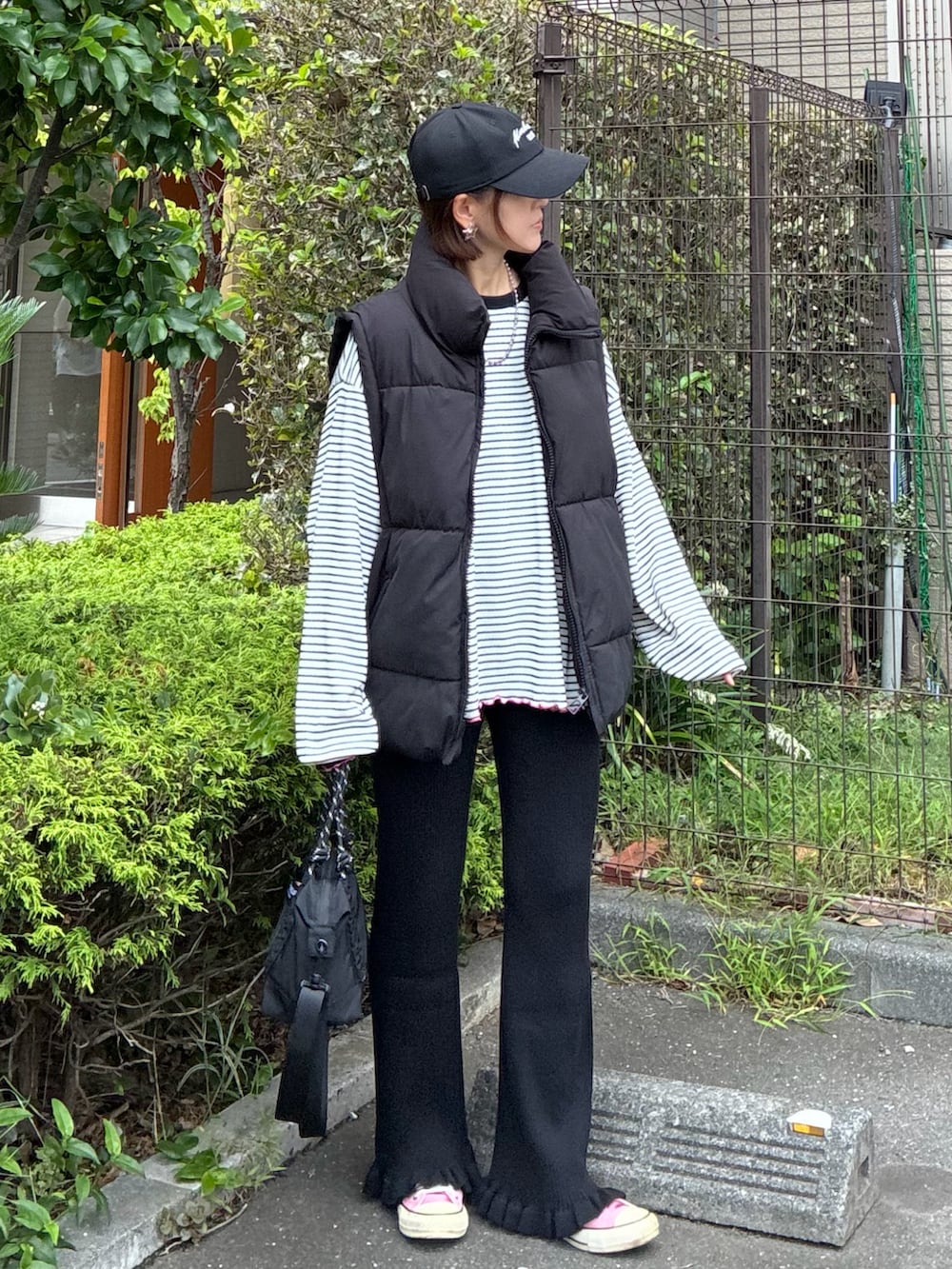 ブラック系のトートバッグ、ホワイト系のTシャツ/カットソー、ブラック系のその他パンツを着用したレディースの秋コーディネートの3枚目の写真