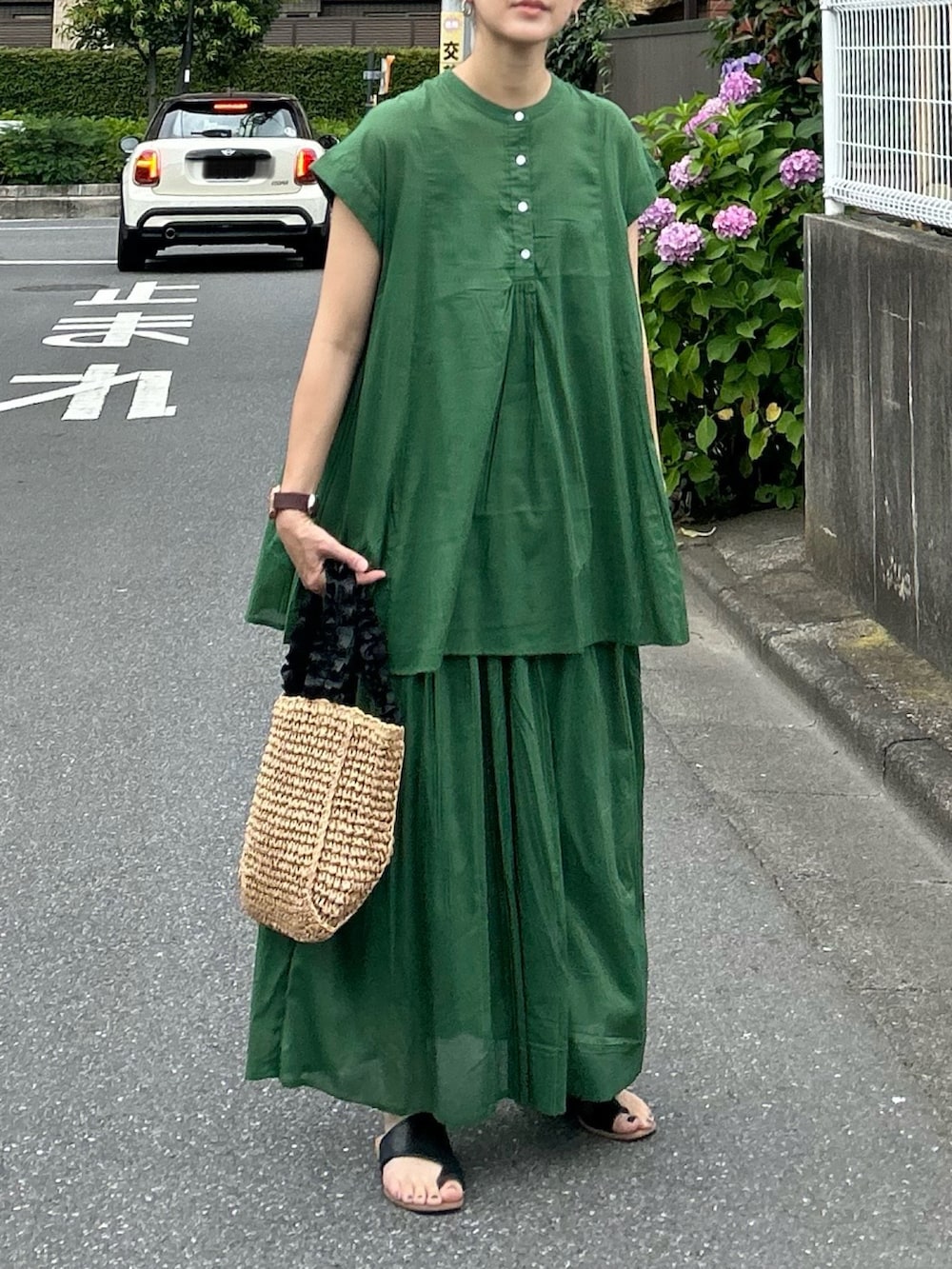 グリーン系のシャツ/ブラウス、グリーン系のスカート、ブラウン系のかごバッグを着用したレディースの夏コーディネートの3枚目の写真