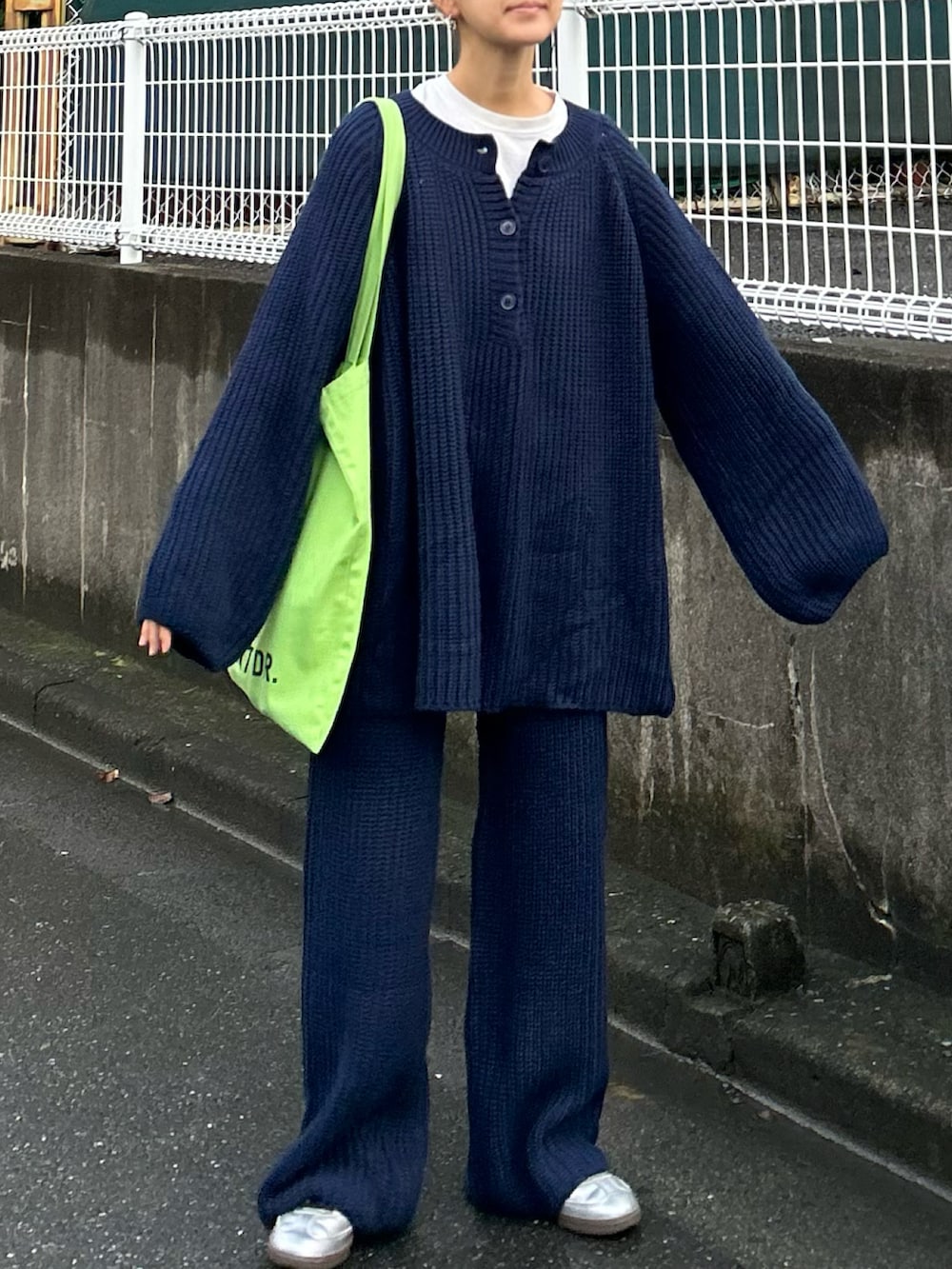 ブルー系のニット/セーター、ブルー系のその他パンツ、グリーン系のトートバッグを着用したレディースの冬コーディネートの4枚目の写真