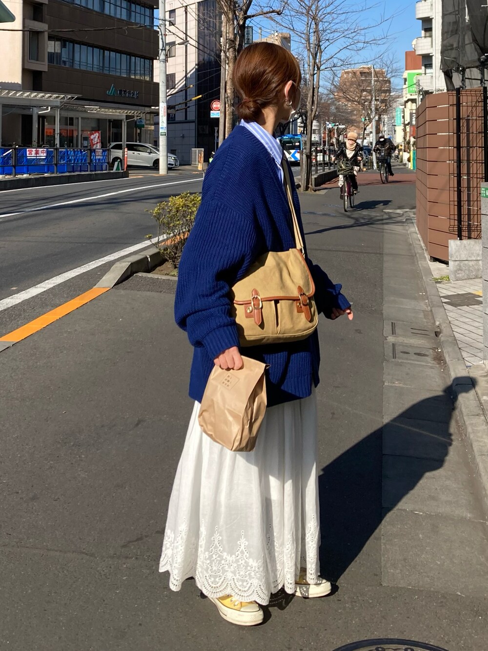 ブルー系のカーディガン/ボレロ、ブルー系のシャツ/ブラウス、ホワイト系のスカートを着用したレディースの春コーディネートの3枚目の写真