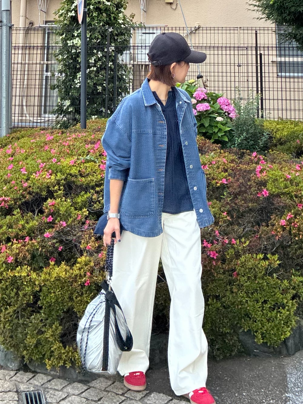 ブルー系のデニムジャケット、ブルー系のシャツ/ブラウス、ホワイト系のその他パンツを着用したレディースの夏コーディネートの4枚目の写真