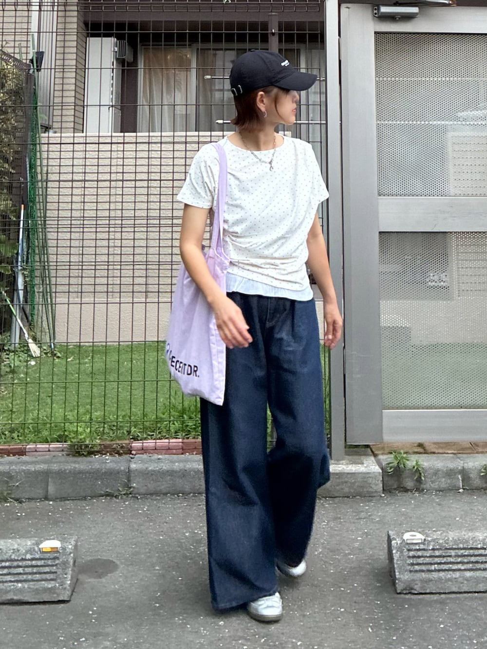 ホワイト系のTシャツ/カットソー、パープル系のトートバッグ、ブルー系のデニムパンツを着用したレディースの夏コーディネートの2枚目の写真