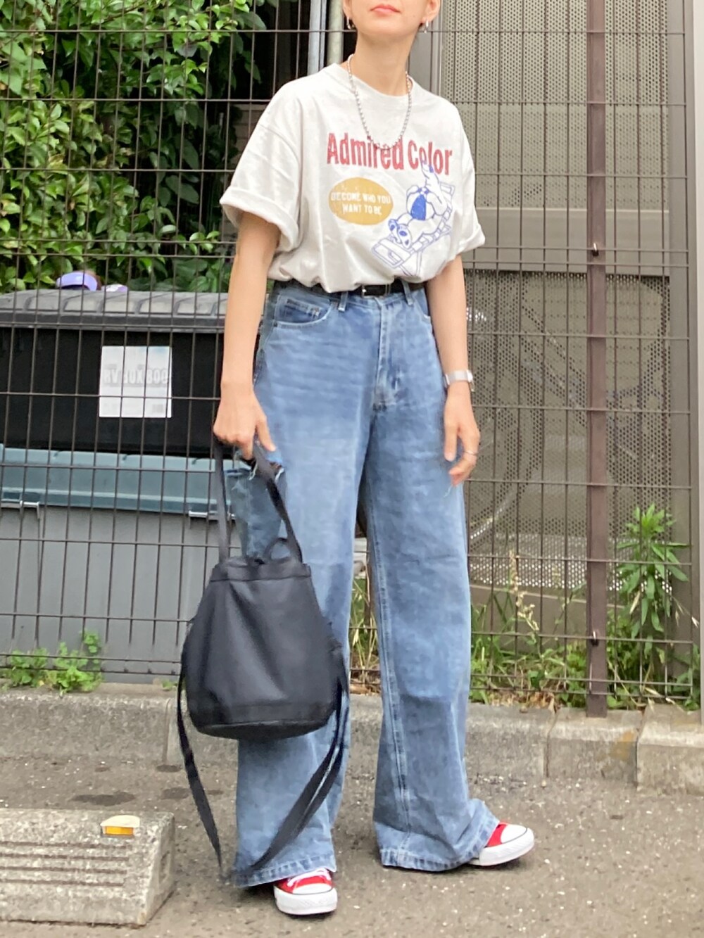 ベージュ系のTシャツ/カットソー、ブルー系のデニムパンツ、ブラック系のバッグを着用したレディースの夏コーディネートの4枚目の写真