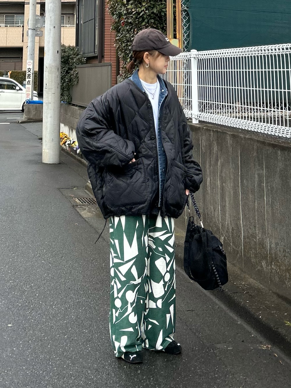 ホワイト系のTシャツ/カットソー、ブラック系のブルゾン、ブラック系のトートバッグを着用したレディースの冬コーディネートの2枚目の写真