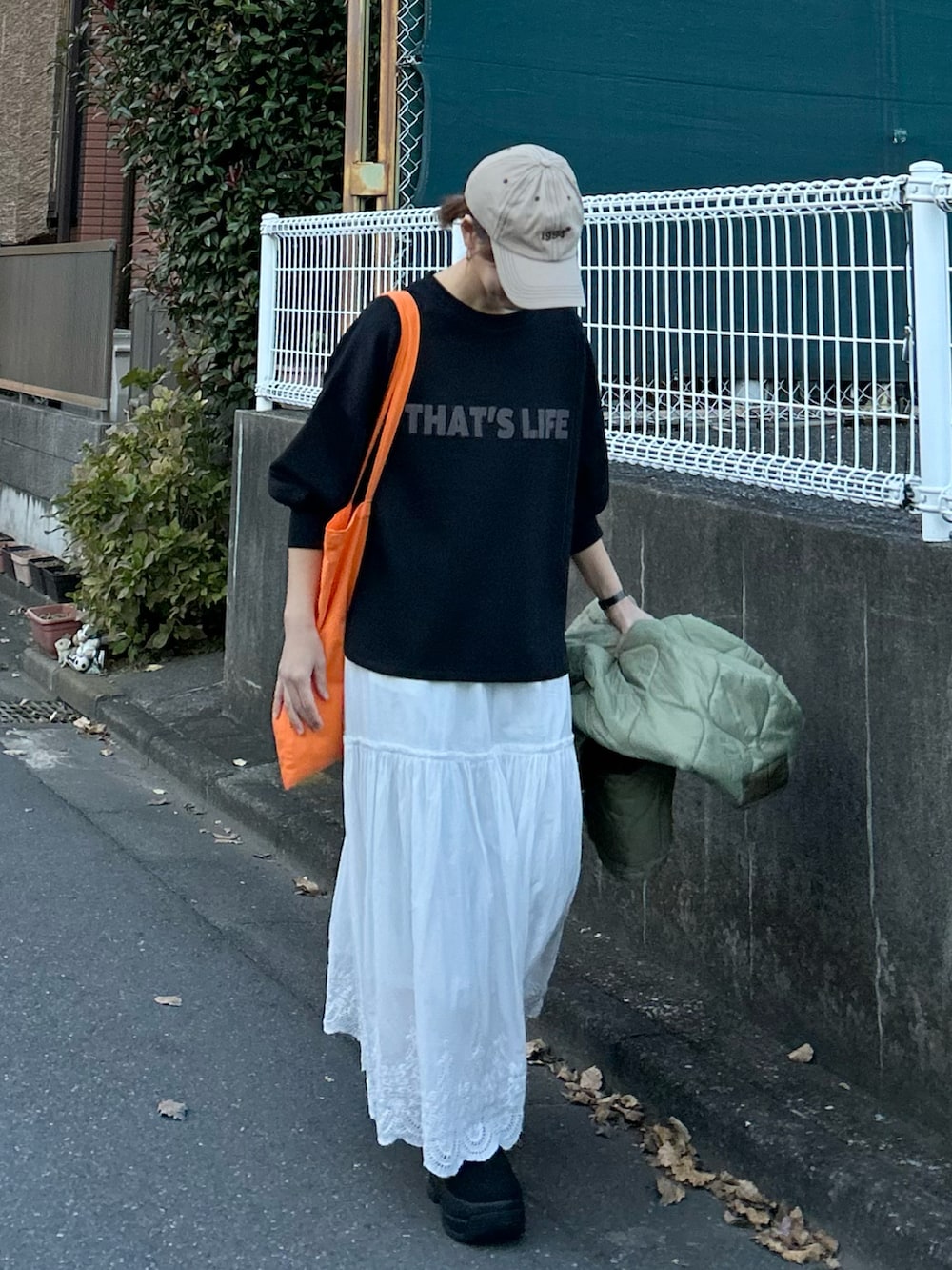 「シンプルコーデ、スウェット」｜「OMNESのソフトダンボールニットフロッキープリントプルオーバー（Tシャツ/カットソー、ブラック系）」を使った、ＫＲさん（レディース・159cm）の冬コーディネートの4枚目の写真