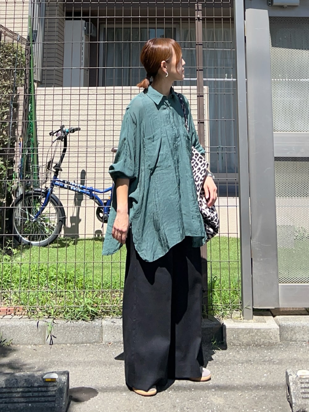 グリーン系のシャツ/ブラウス、ブラック系のベスト、ブラック系のスラックスを着用したレディースの秋コーディネートの3枚目の写真