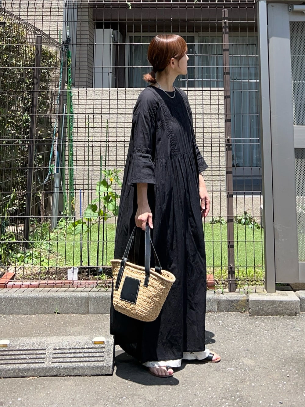 ホワイト系のその他パンツ、ブラック系のワンピース、ブラック系のかごバッグを着用したレディースの夏コーディネートの4枚目の写真