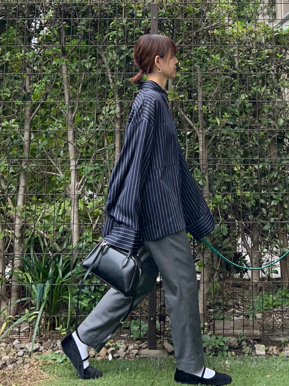 ブルー系のシャツ/ブラウス、グレー系のその他パンツ、ブラック系のバレエシューズを着用したレディースの秋コーディネートの2枚目の写真