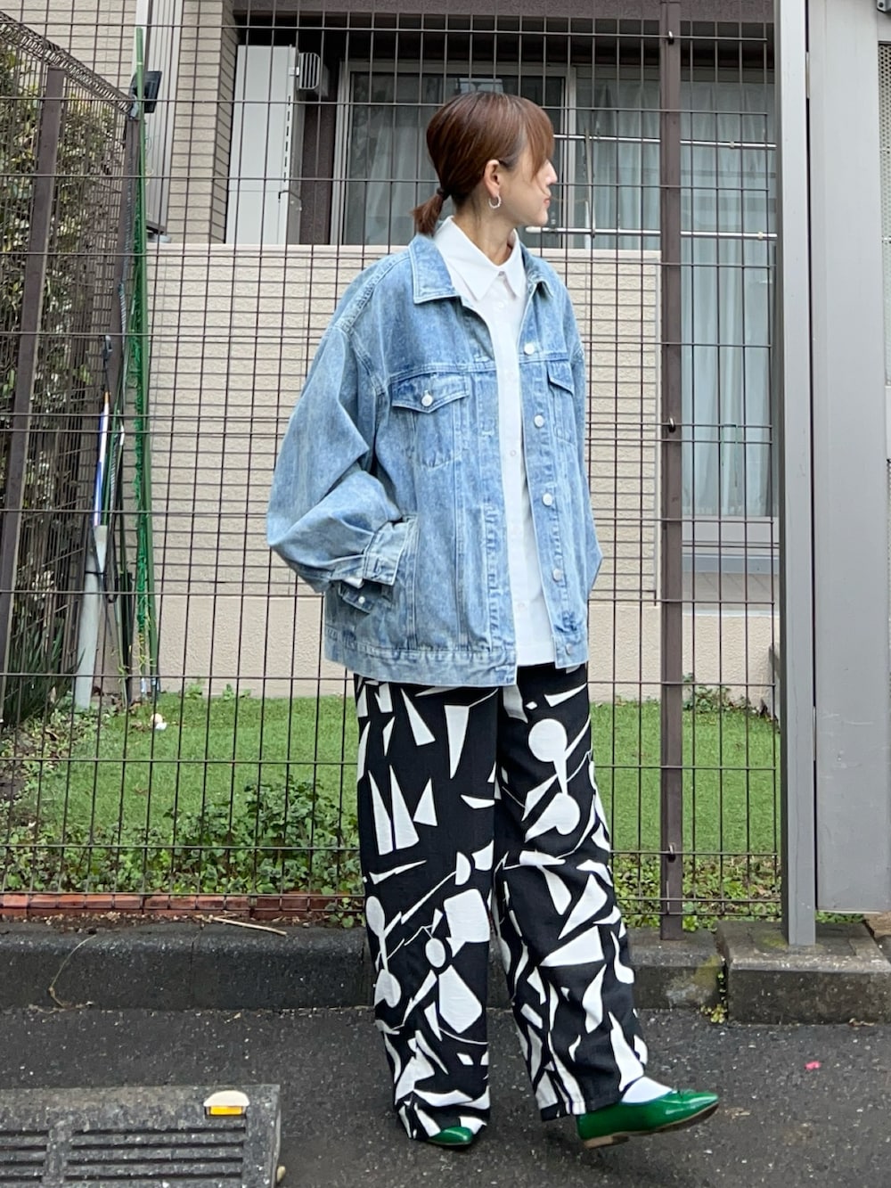 ホワイト系のシャツ/ブラウス、ブルー系のデニムジャケット、シルバー系のトートバッグを着用したレディースの冬コーディネートの3枚目の写真