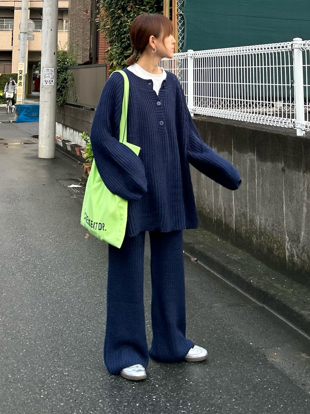 ブルー系のニット/セーター、ブルー系のその他パンツ、グリーン系のトートバッグを着用したレディースの冬コーディネートの2枚目の写真