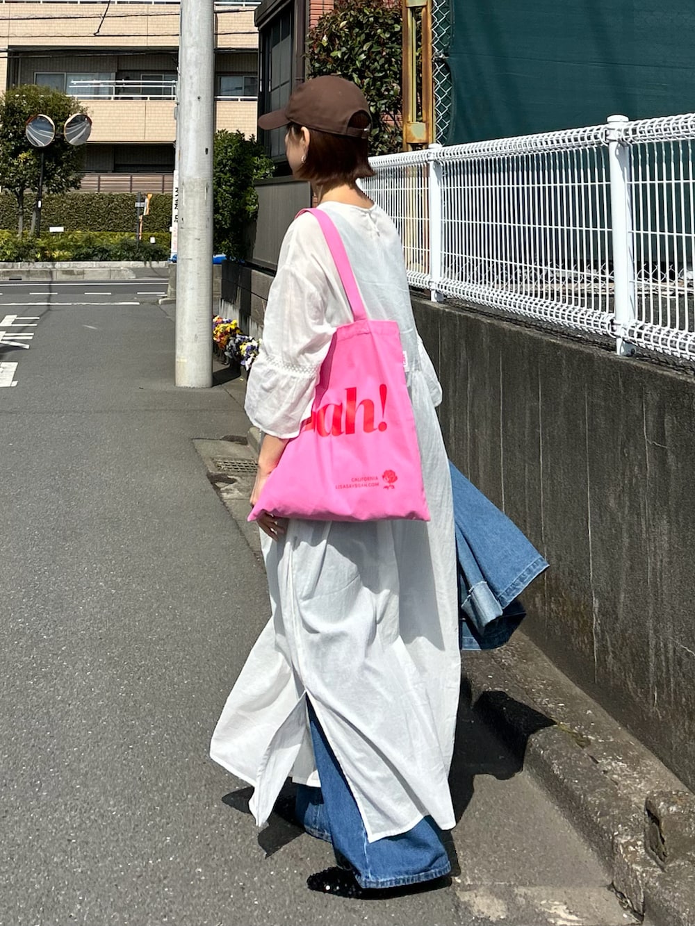 ホワイト系のワンピースを着用したレディースの春コーディネートの4枚目の写真