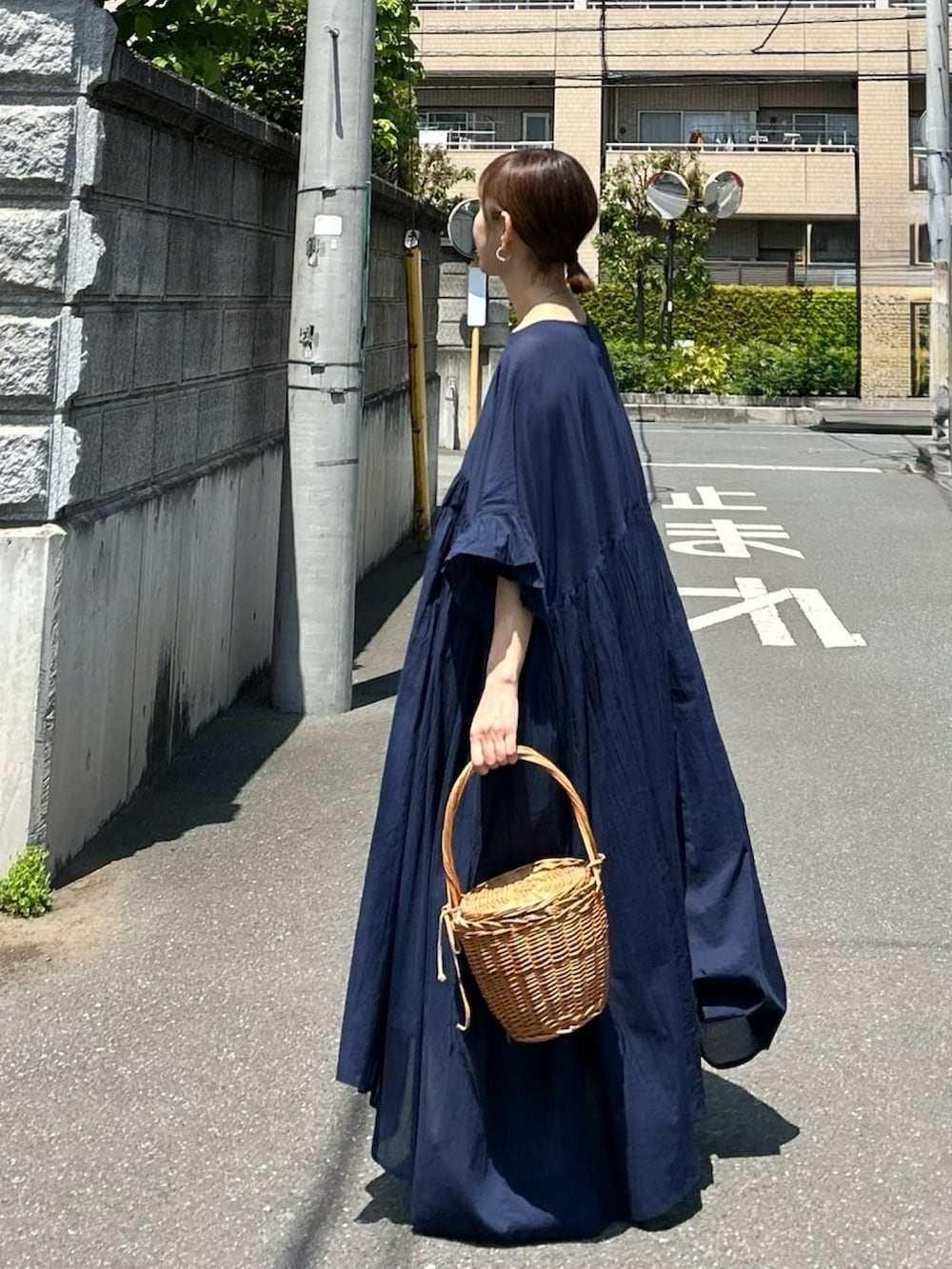 ブルー系のワンピース、ホワイト系のその他パンツを着用したレディースの春コーディネートの2枚目の写真