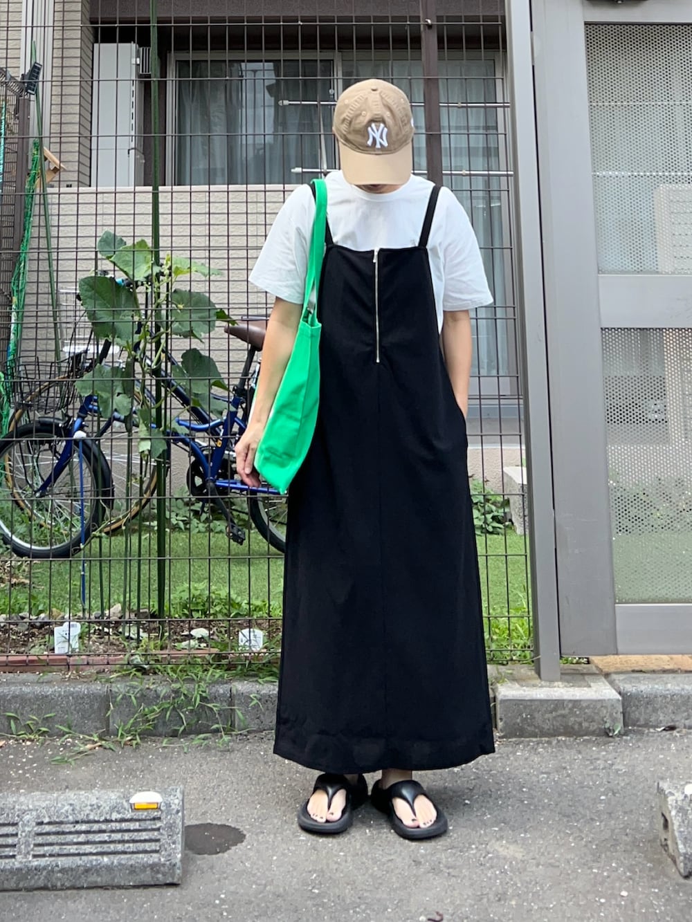 ホワイト系のTシャツ/カットソー、ブラック系のワンピース、グリーン系のバッグを着用したレディースの夏コーディネートの3枚目の写真