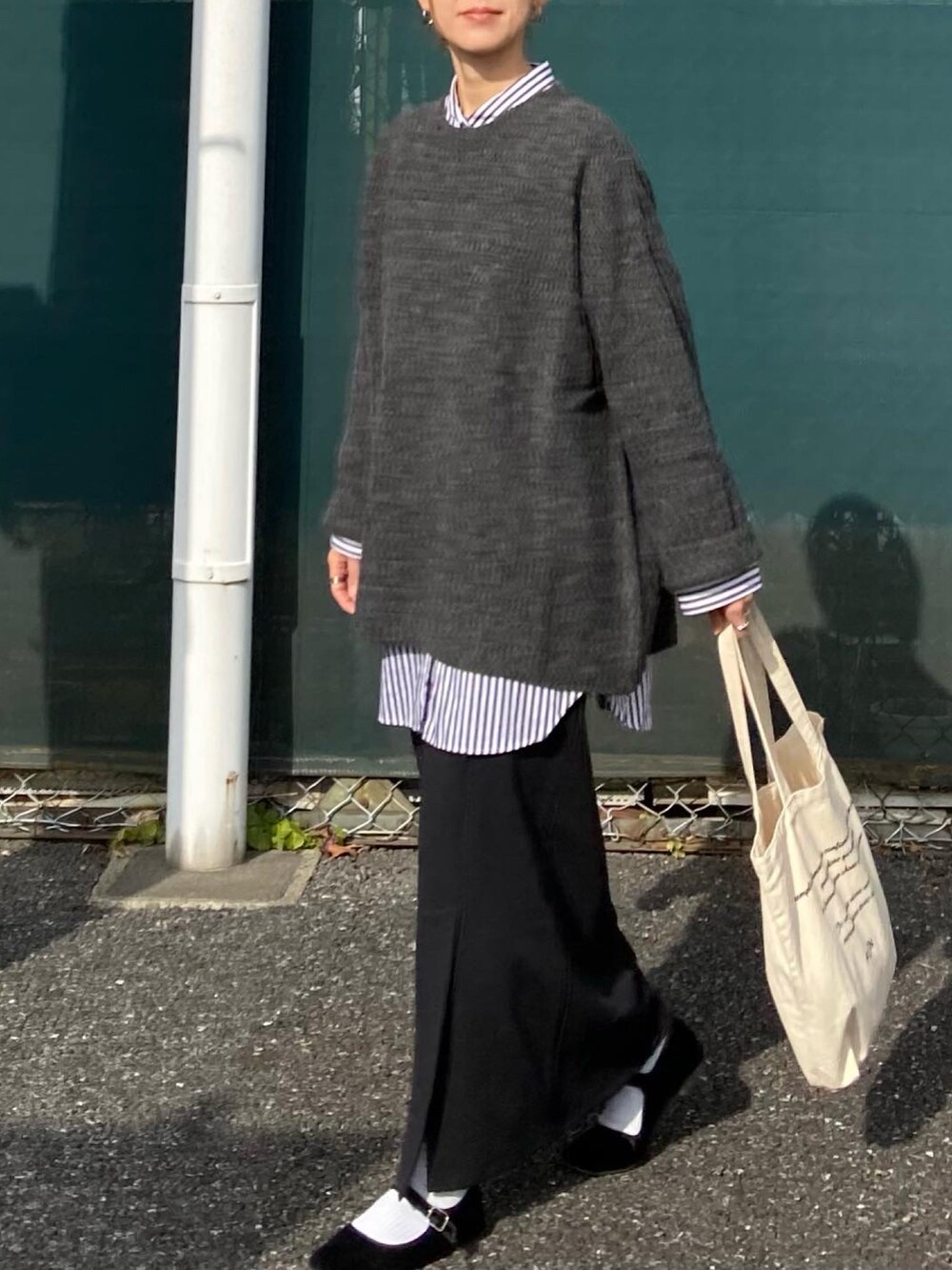 グレー系のその他トップス、ブラック系のスカート、その他のシャツ/ブラウスを着用したレディースの冬コーディネートの3枚目の写真