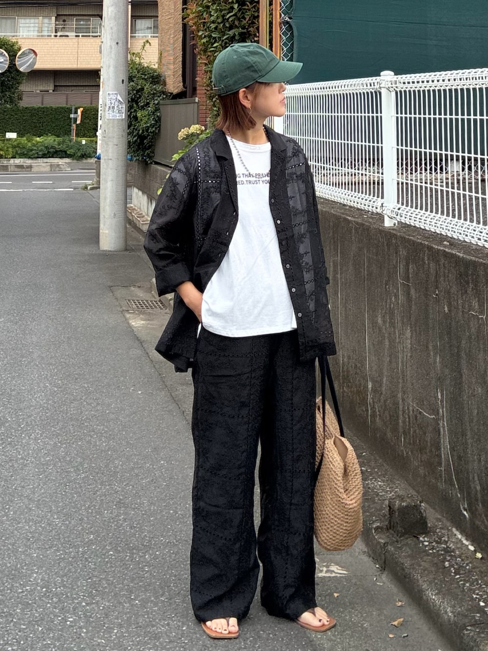 ホワイト系のTシャツ/カットソー、ブラック系のシャツ/ブラウス、ブラック系のその他パンツを着用したレディースの夏コーディネートの2枚目の写真