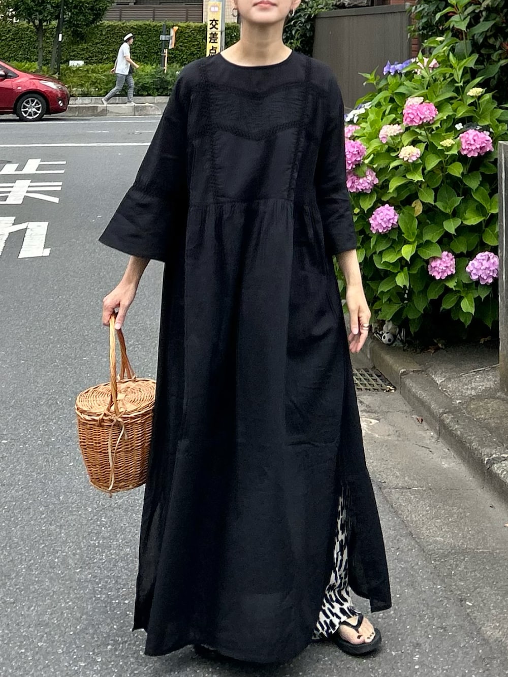 ブラック系のワンピースを着用したレディースの夏コーディネートの5枚目の写真