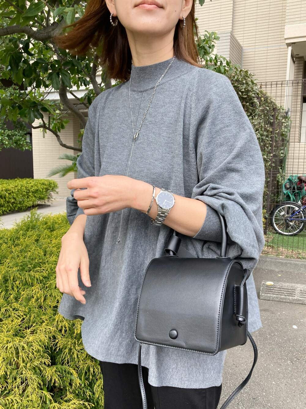 グレー系のニット/セーター、ブラック系のその他パンツ、ブラック系のブーツを着用したレディースの冬コーディネートの3枚目の写真