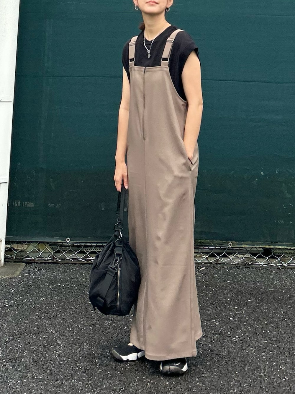 ベージュ系のワンピース、ブラック系のTシャツ/カットソー、ブラック系のショルダーバッグを着用したレディースの夏コーディネートの3枚目の写真